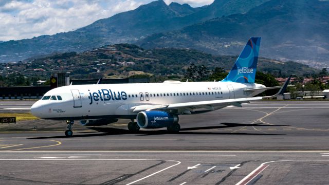 Airbus A320 (N828JB) - jetBlue A320 with the "Simon Says, 'Fly jetBlue'" sticker taxis to its gate after a 2-hour hop from FLL.