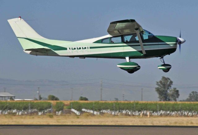 Cessna Skylane (N2221)