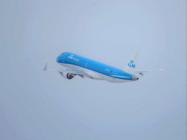 Embraer ERJ-190 (PH-EZA) - Flight from Amsterdam to Helsinki. Photo taken March 21 2021.