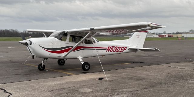 Cessna Skyhawk (N590SP) - Tubreaux Aviation Services' C172 housed at KDTN.