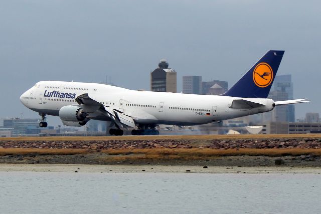 BOEING 747-8 (D-ABYL) - Lufthansa 422 from Frankfurt touching down on 22L