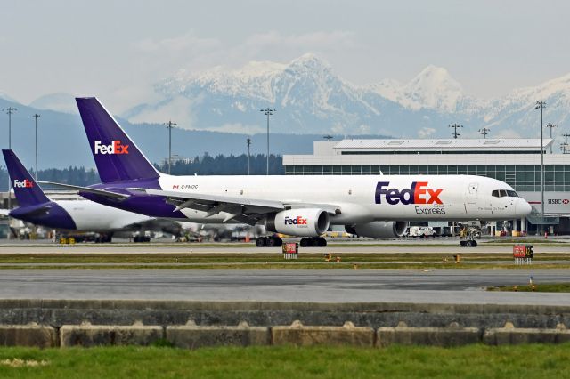 Boeing 757-200 (C-FMOC)