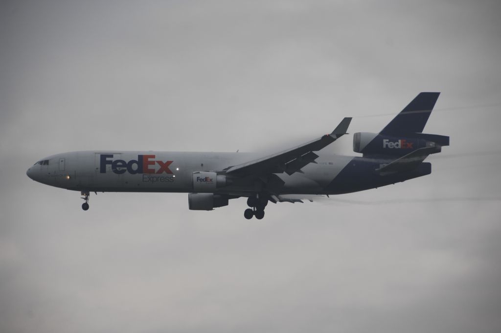 Boeing MD-11 (N528FE) - Final Approach to NRT Airport Runway 34L on 2011/10/10