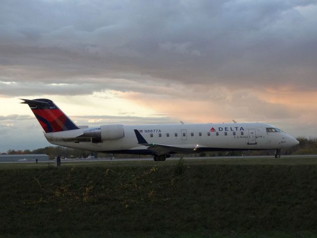 Canadair Regional Jet CRJ-200 (N8877A)