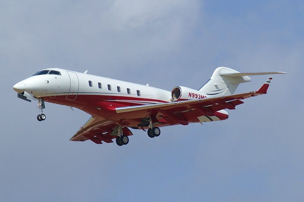 Bombardier Challenger 300 (N993MC)