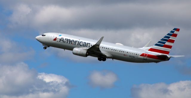 Boeing 737-800 (N907NN) - Shortly after departure is this 2012 American Airlines Boeing 737-823 in the Summer of 2020.