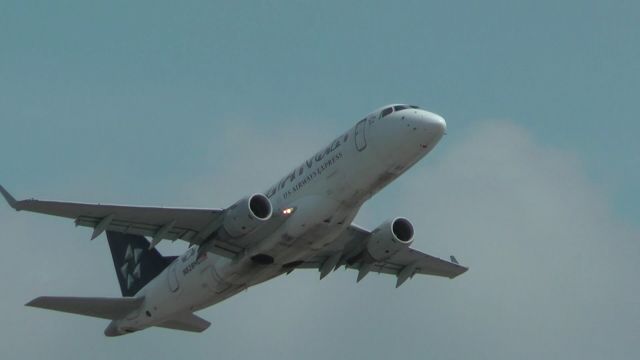 Embraer 170/175 (N828MD)