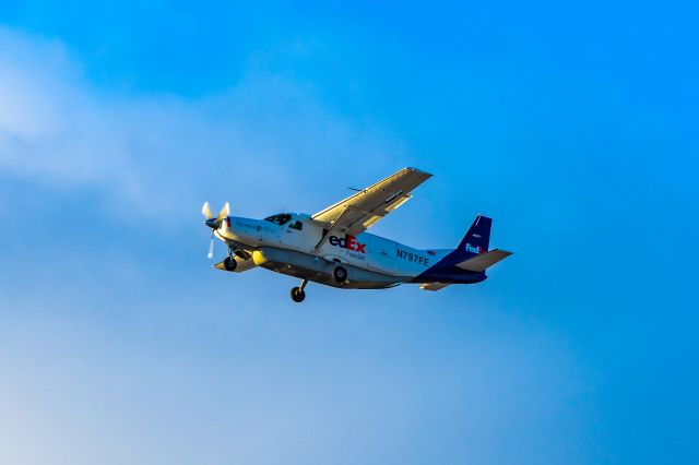 Cessna Caravan (N737FE) - FedEx Cessna Caravan taking off from PHX on 11/9/22. Taken with a Canon R7 and Tamron 70-200 G2 lens.