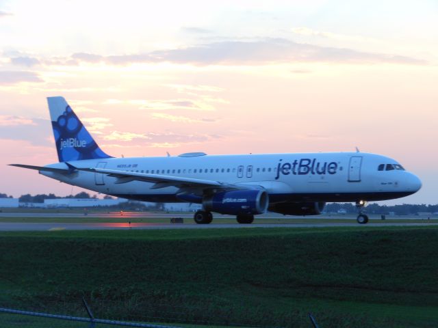 Airbus A320 (N655JB)