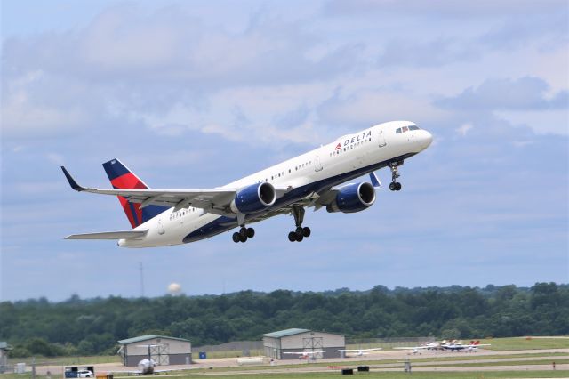 Boeing 757-200 (N551NW) - Delta 2552 a Boeing 757-200 originated in Boston KBOS to Atlanta KATL, but Atlanta was closed due to thunderstorms and 2552 got diverted to Lexington for fuel. Here he is departing runway 4 finally enroute to Atlanta after a 4 hour delay.