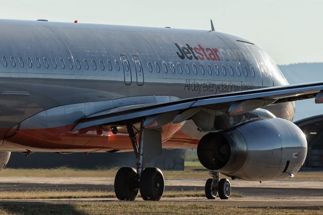 Airbus A320 — - Jetstar A320, taxies to runway 19 at YBTL.