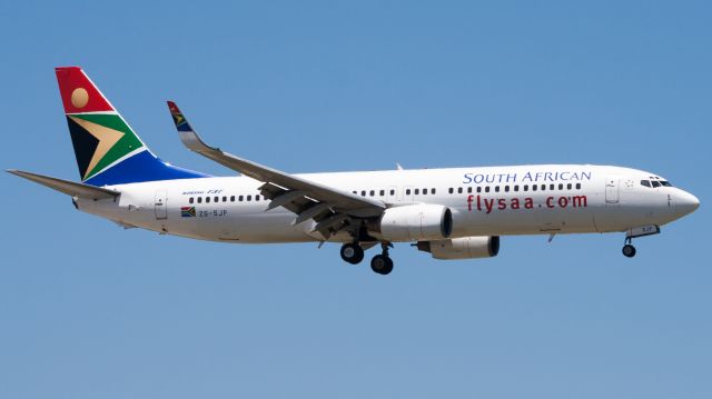 Boeing 737-800 (ZS-SJF) - Short Finals onto RWY 26 at PLZ