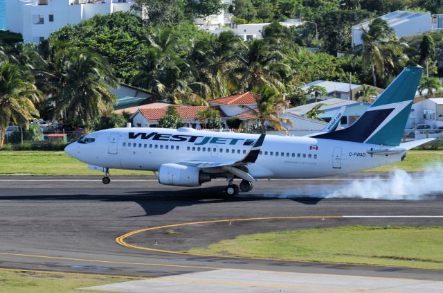 Boeing 737-700 (C-FWAD)