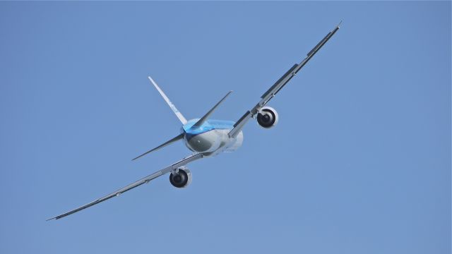 BOEING 777-300 (PH-BVI) - KLM7462 gives a goodbye wave with a nice left pitch on 7/19/12.
