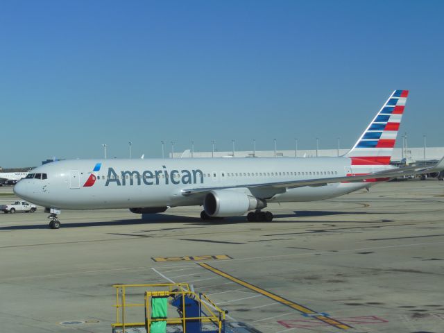 BOEING 767-300 (N397AN) - American Airlines (AA) N397AN B767-323 ER [29604]br /Chicago O’Hare (ORD). American Airlines flight AA1407 taxis to the gate to load for departure for Miami (MIA)br /Taken from the Terminal br /2015 10 14  a rel=nofollow href=http://alphayankee.smugmug.comhttps://alphayankee.smugmug.com/a 