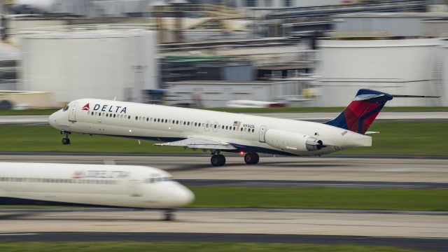 McDonnell Douglas MD-88 (N916DL) - Departing 8Rbr /6/17/17