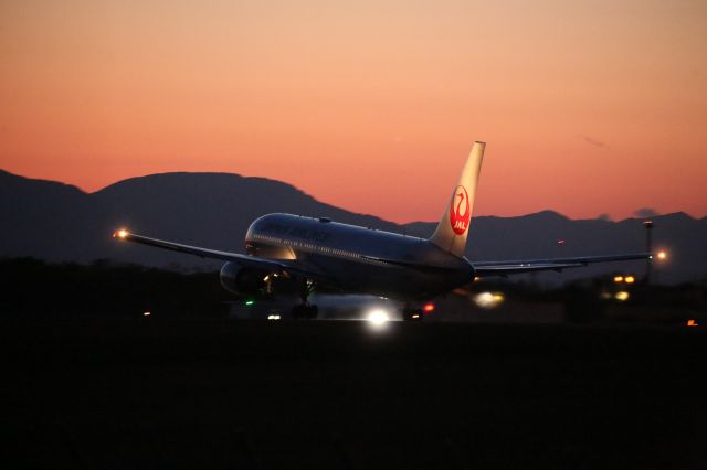 BOEING 767-300 (JA656J) - 02 June 2016:HKD-HND.