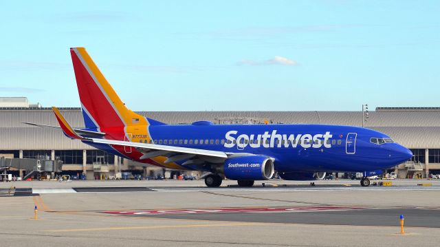 Boeing 737-700 (N7733B)