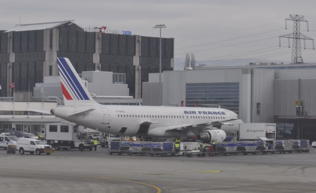 Airbus A320 (F-GFKE) - Air France Airbus A320-111 F-GFKE in Geneva Cointrin International