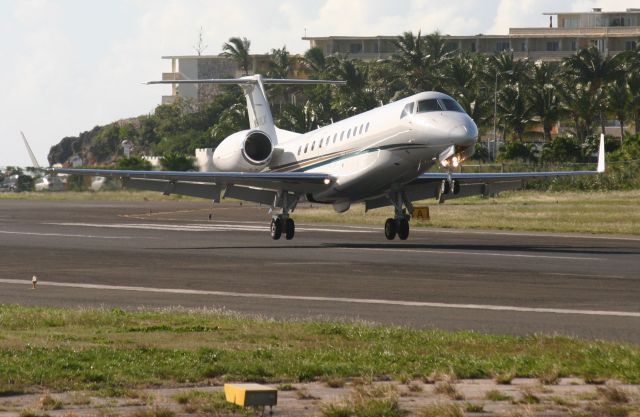 Embraer ERJ-135 (N909LX)