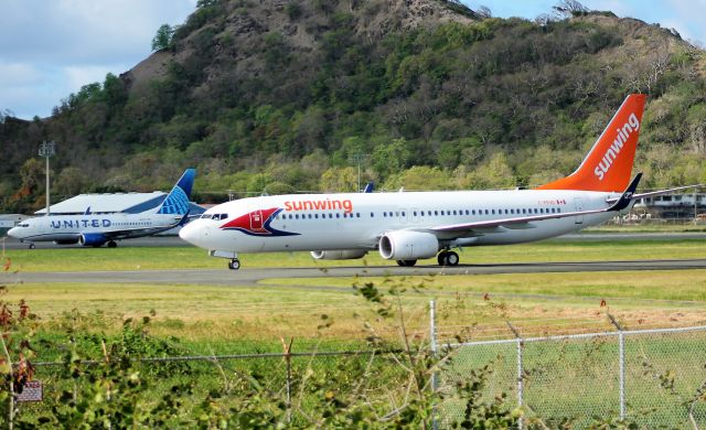 Boeing 737-800 (C-FEVD)