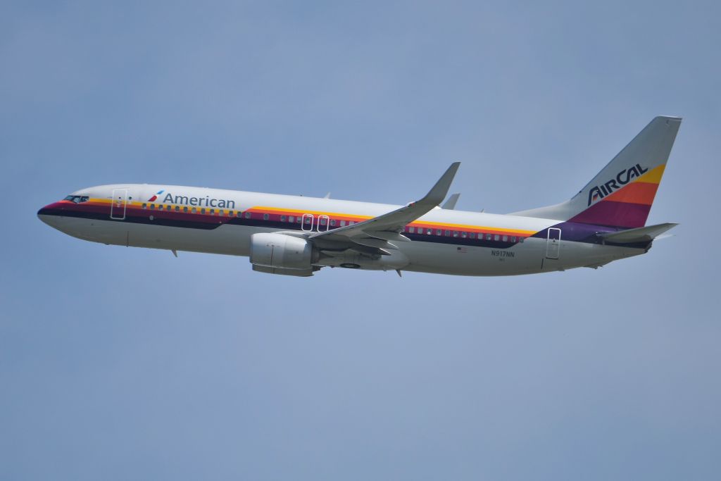 Boeing 737-800 (N917NN) - Summer heat haze makes for bad photos.