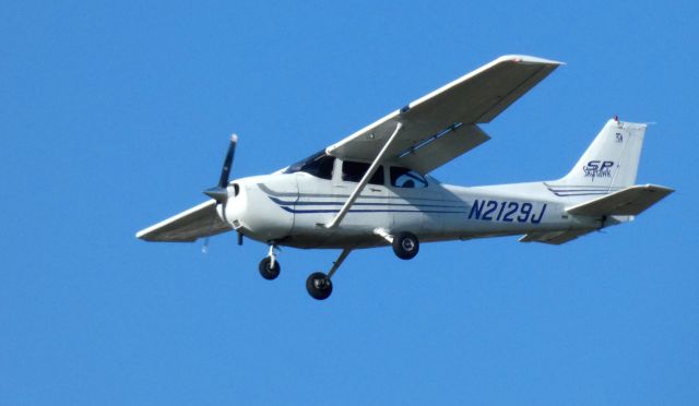 Cessna Skyhawk (N2129J) - On final is this 2003 Cessna Skyhawk 172SP from the Autumn of 2020.