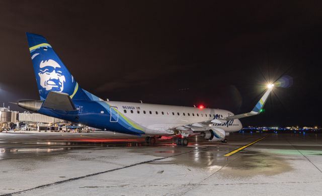 Embraer 175 (N638QX) - QUICK SPRAY BEFORE SNOW