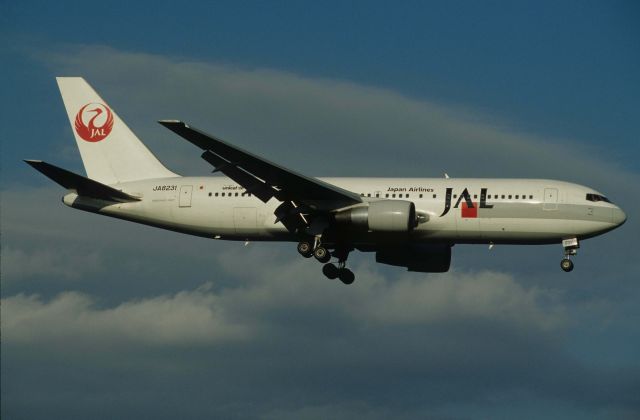 BOEING 767-200 (JA8231) - Final Approach to Narita Intl Airport Rwy16R on 1996/10/27