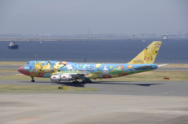 Boeing 747-400 (BON8956) - Taxi at Haneda Intl Airport on 2011/7/16 Pokemon c/s