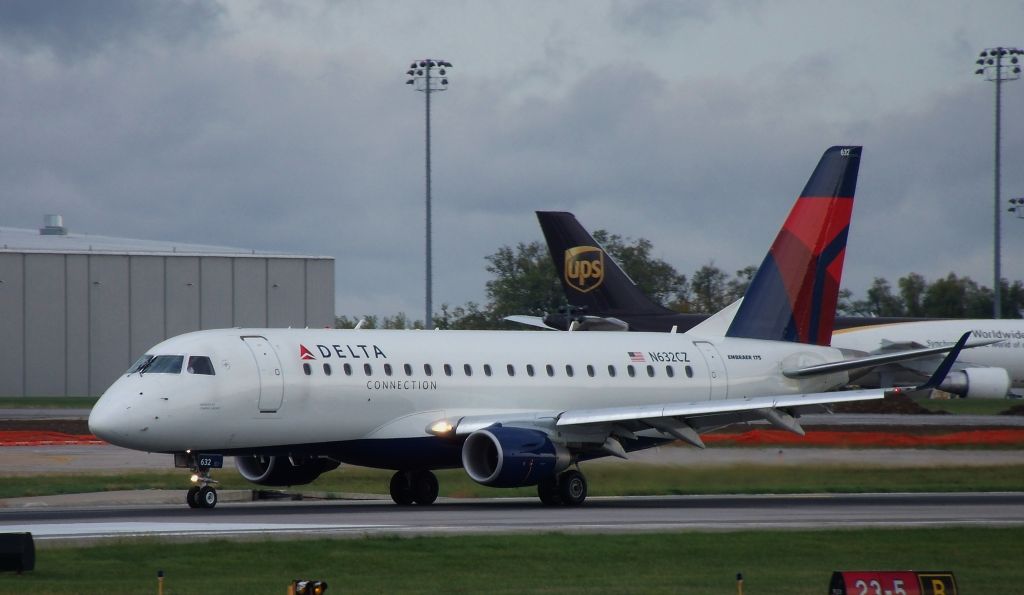 Embraer 170/175 (N632CZ) - taxiing to the gate