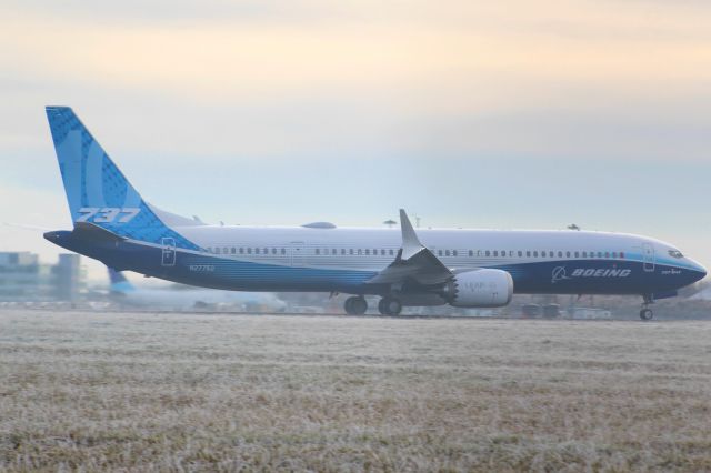 BOEING 737-10 (N27752) - A Boeing B737 MAX-10 taking off from Stansted Airport.br /br /Location: Belmer Road, Stansted.br /Date: 11.12.22 (dd/mm/yy).