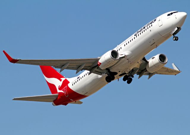 Boeing 737-800 (VH-XZO) - QANTAS - BOEING 737-838 - REG VH-XZO (CN 44576/5108) - ADELAIDE INTERNATIONAL SA. AUSTRALIA - YPAD (30/11/2014)CANON 550D WITH 300MM LENSE.