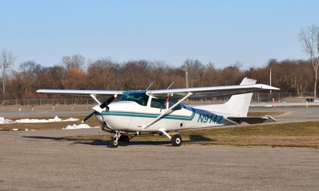 Cessna Skyhawk (N914Z) - Cessna 172M Skyhawk N914Z in Ann Arbor 