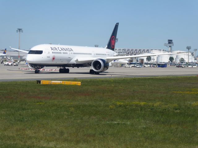 Boeing 787-9 Dreamliner (C-FVLQ) - Air Canada B787-9 C-FVLQ, seen from out of my window at seat 09A LH908 FRA-LHR (A320neo D-AINE), waiting for takeoff at 07L, 06.05.2018.