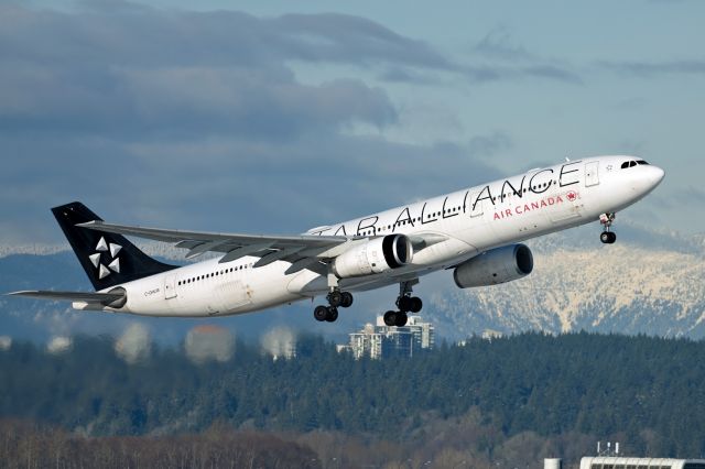 Airbus A330-300 (C-GHLM)