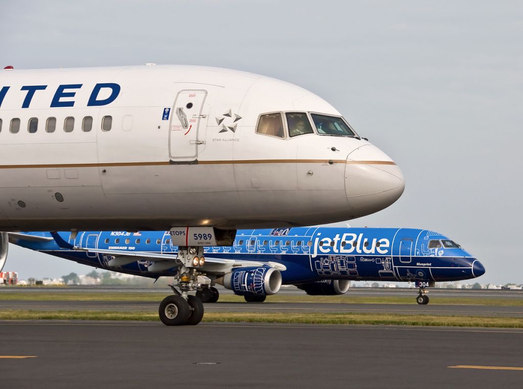 Embraer ERJ-190 (N304JB) - Blueprint close up