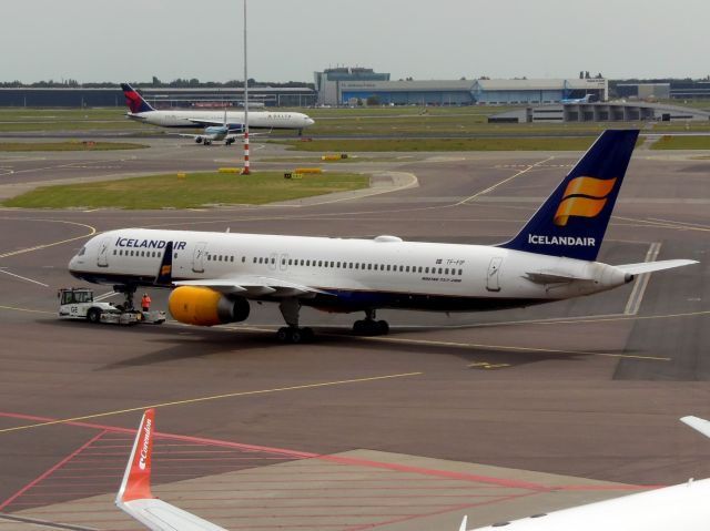 Boeing 757-200 (TF-FIP)