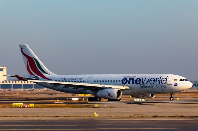 Airbus A330-200 (4R-ALH)