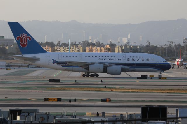 Airbus A380-800 (B-6136)