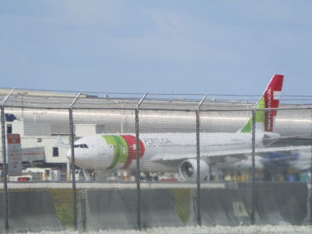 Airbus A330-200 (CS-TOE)