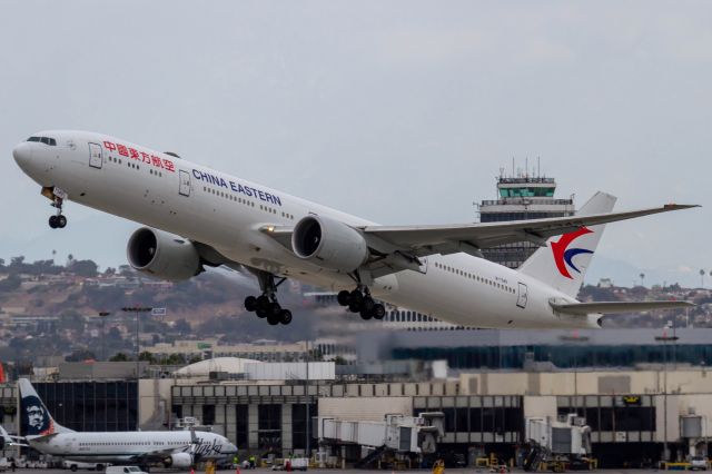 BOEING 777-300ER (B-7349)