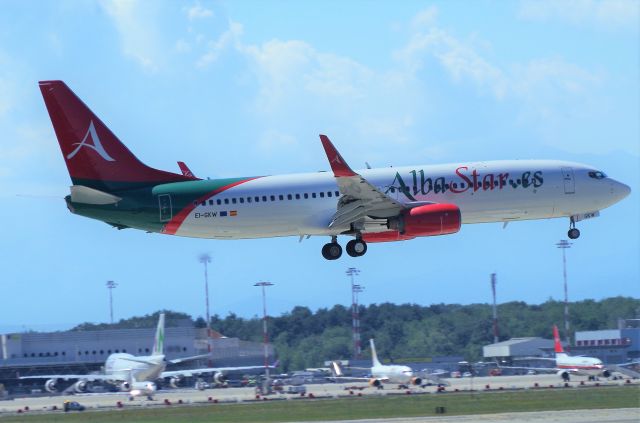 Boeing 737-800 (EI-GKW)