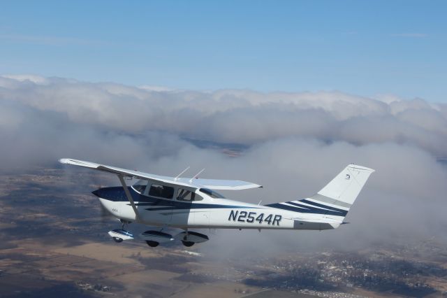 Cessna Skylane (N2544R)