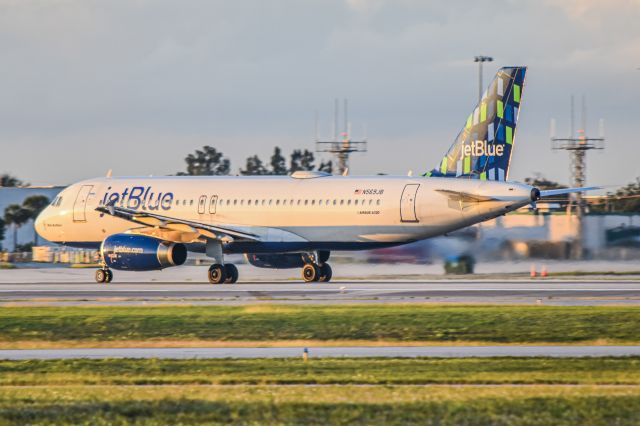 Airbus A320 (N569JB)