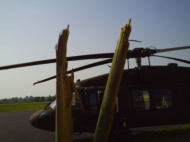 — — - UH-60 Black Hawk vs light pole