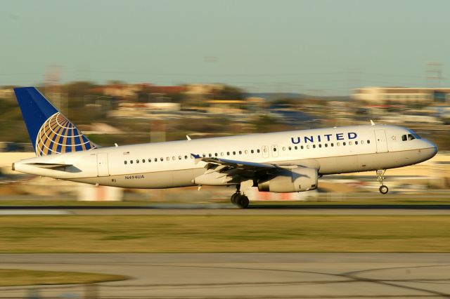 Airbus A320 (N494UA) - 12R arrival