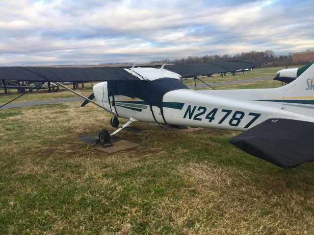 Cessna Skyhawk (N24787) - Waking up the Cessna after a chilly night