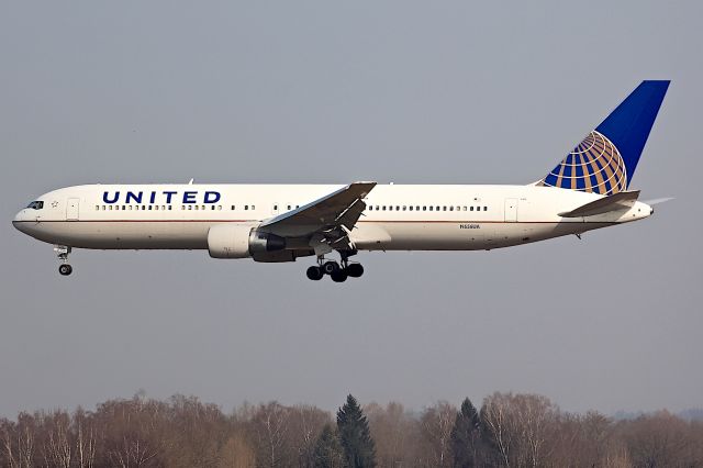 BOEING 767-300 (N656UA)