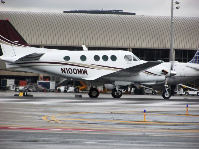 Beechcraft King Air 90 (N100MW) - Line up and wait on RWY 20R